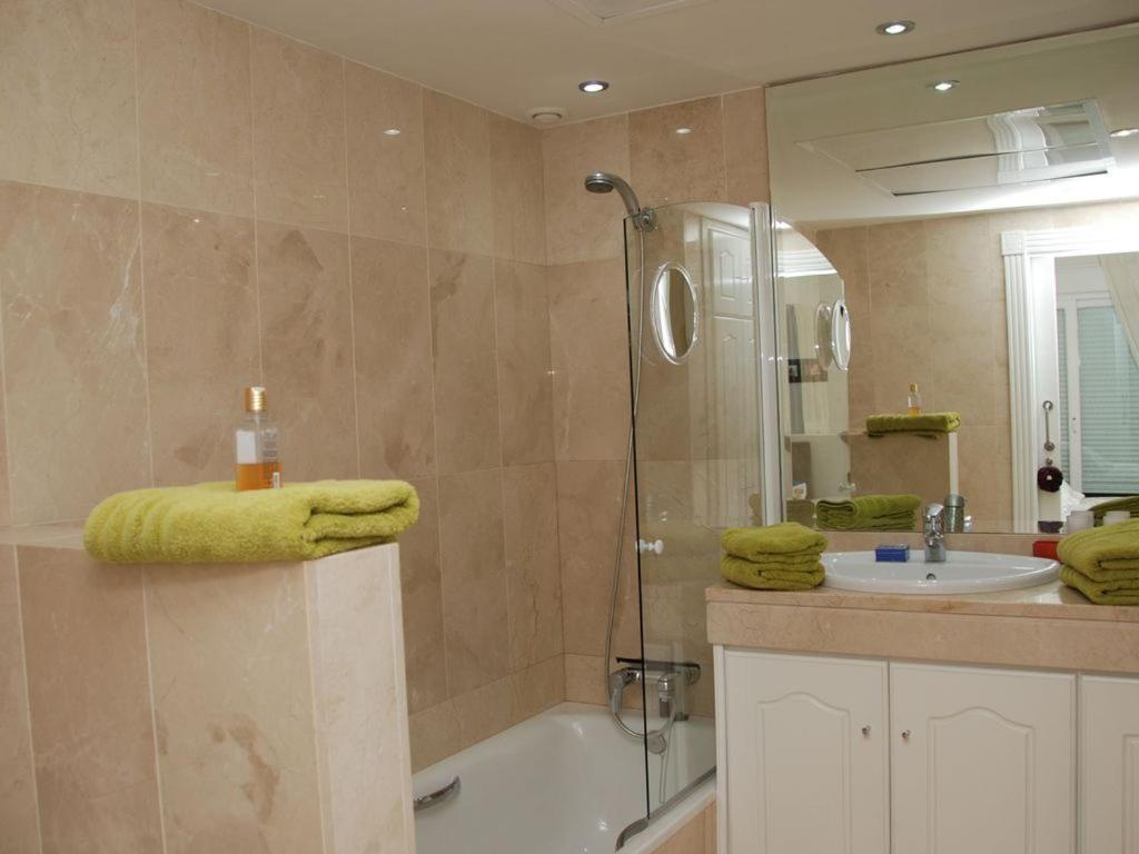 D12 Espectacular y moderno apartamento en primera línea - Estepona - Sinfonia del Mar Exterior foto